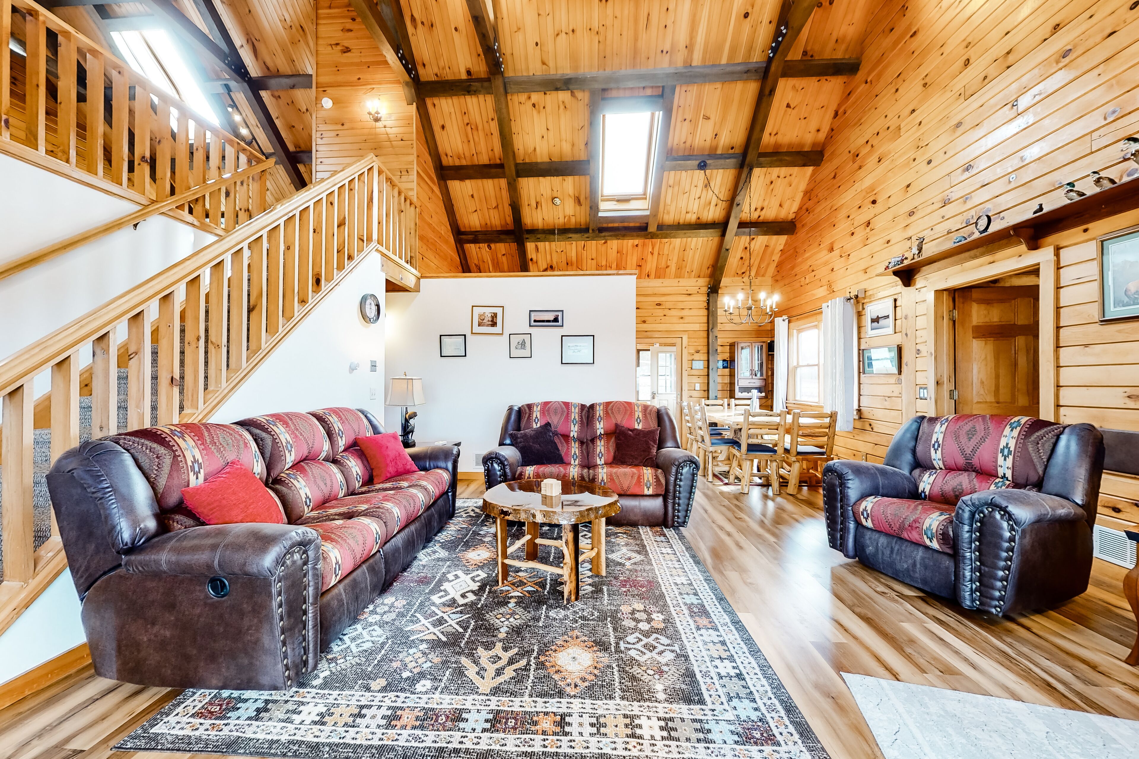 Lovely dog-friendly home on 100 acres w/ free WiFi/ cable/ stocked pond/ rowboat