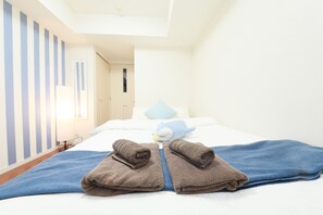 1 habitación, cortinas blackout y tabla de planchar con plancha 