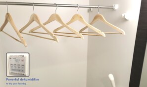 Combined shower/bathtub, free toiletries, hair dryer, slippers - Universal Family Hotel (Osaka)