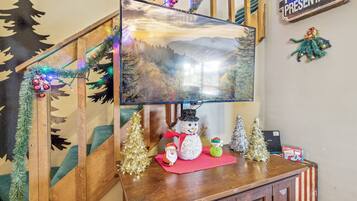 Cabin, 3 Bedrooms | Interior detail