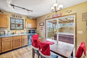 Dining - Bearfootin' 3 Bedroom Cabin by RedAwning (Sevierville)