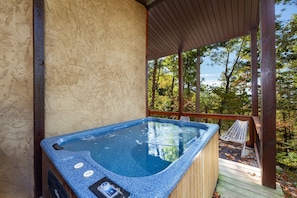 Cabane, 2 chambres | Bain à remous extérieur