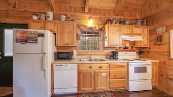 Cabin, 2 Bedrooms | Private kitchen | Fridge, microwave, oven, stovetop