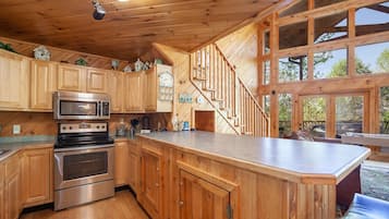 Huisje, 3 slaapkamers | Privékeuken | Een koelkast, een magnetron, een oven, een koffiezetapparaat/waterkoker