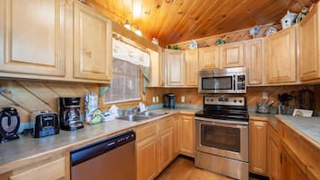 Stuga - 3 sovrum | Eget kök | Kylskåp, mikrovågsugn, ugn och kaffe- och tebryggare