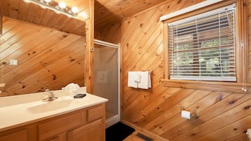 Cabin, 3 Bedrooms | Bathroom | Towels