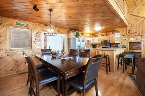 Cabin, 3 Bedrooms | Private kitchen