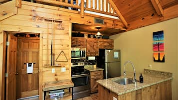 Mökki, 1 makuuhuone | Yksityinen keittiö | Jääkaappi, uuni, liesi, kahvin-/teenkeitin