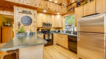 Cabin, 4 Bedrooms | Private kitchen | Fridge, oven, stovetop, dishwasher