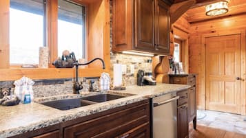 Cabin, 4 Bedrooms | Private kitchen | Fridge, oven, coffee/tea maker, toaster