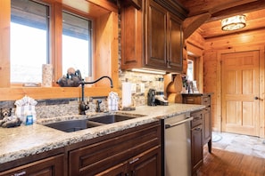 Cabin, 4 Bedrooms | Private kitchen | Fridge, oven, coffee/tea maker, toaster