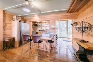 Romantic House | Private kitchen | Full-size fridge, microwave, oven, stovetop