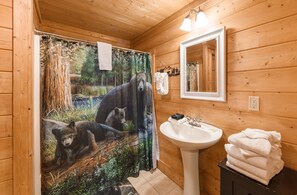 Cabin, 2 phòng ngủ | Phòng tắm | Bồn tắm thủy lực, khăn tắm 