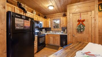 Cabin, 2 Bedrooms | Private kitchen | Fridge, oven, stovetop, coffee/tea maker
