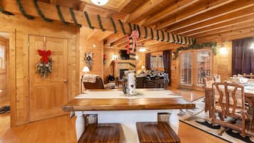 Cabin, 2 Bedrooms | Private kitchen | Fridge, oven, stovetop, coffee/tea maker