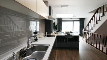 Casa (104) | Cozinha privada | Geladeira, micro-ondas, cooktop, lava-louças