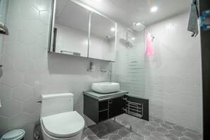 Casa (104) | Bagno | Doccia, set di cortesia gratuito, asciugacapelli, asciugamani