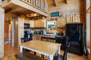 Chalet rustique, 3 chambres | Cuisine privée | Réfrigérateur, un four, surface de cuisson, cafetière-théière