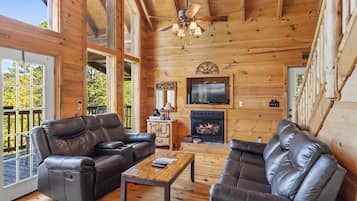Cabin, 3 Bedrooms | Living room | Smart TV