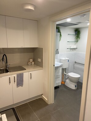 Shower, hair dryer, towels, soap - 10A Brunswick Living Studio Close to APT and CBD Free Wifi Tram at Doorstep (Brunswick West)