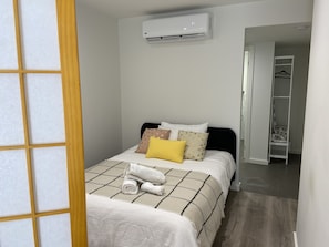 1 habitación, tabla de planchar con plancha, wifi gratis y ropa de cama