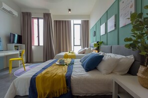 Tabla de planchar con plancha, wifi y ropa de cama