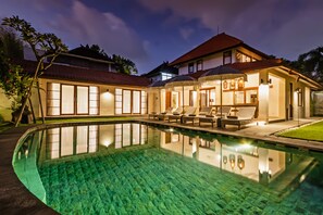 Una piscina al aire libre
