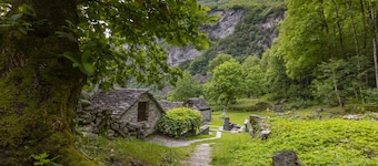 Garten auf dem See, Vira Gambarogno, Schweiz
