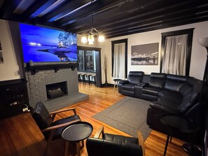 Smart TV, video games, DVD player, ping pong - Made to Entertain with HUGE swim spa fire pit, pong/pool/air hockey, BBQ, & much (Chattanooga)