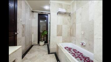 Suite | Deep-soaking bathtub