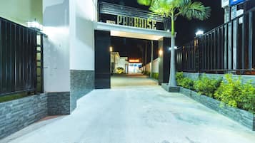 Pintu masuk properti