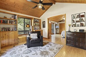 4 bedrooms, desk, iron/ironing board, travel cot - Wandering Elk Cabin in Pine (Pine)