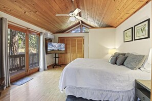 4 habitaciones, escritorio y tabla de planchar con plancha