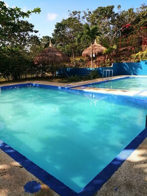 2 개의 야외 수영장