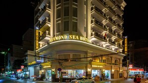 Un hotel de varios pisos con un letrero llamativo que dice "Diamond Sea Hotel".