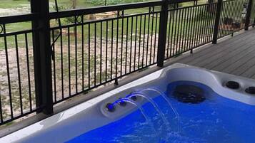 Bañera de hidromasaje al aire libre