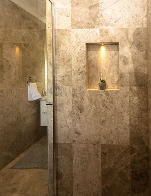 Dusche, Haartrockner, Bidet, Handtücher