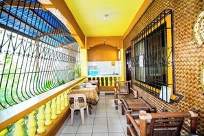 Meja kerja dan Wi-Fi gratis