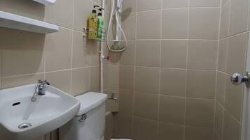 Phòng tập thể Economy, phòng tập thể nam và nữ (Worcester Pods) | Phòng tắm | Buồng tắm vòi sen, đồ dùng nhà tắm miễn phí, khăn tắm, xà phòng