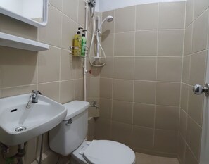 Worcester Pods (1 bed in a Shared Dormitory, Mixed Dorm) | Bathroom | Shower, free toiletries, towels, soap - 3BU Hostel Gov Pack Upper Session (Baguio)