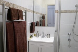 Casa de campo, 3 habitaciones | Baño | Tina y regadera independientes y amenidades de baño gratuitas