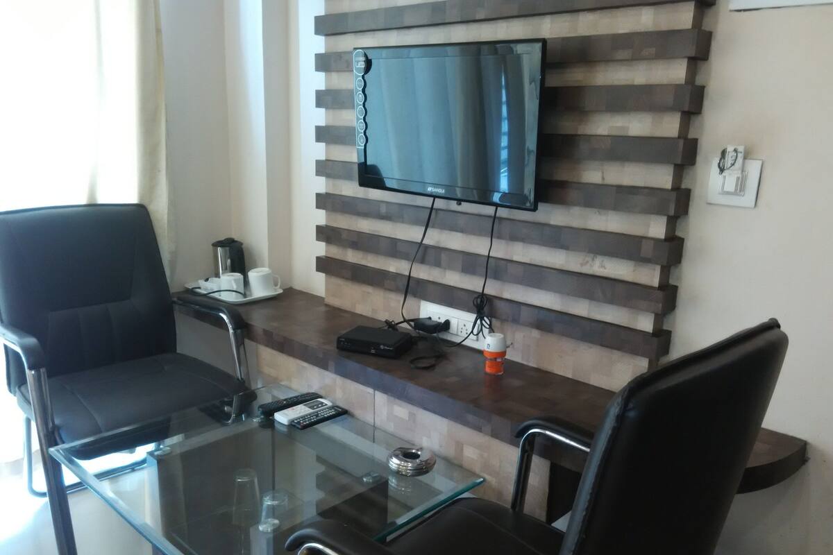 Habitación superior | Zona de estar | Una televisión de pantalla plana