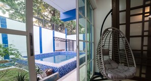 Una piscina al aire libre, sillones reclinables de piscina