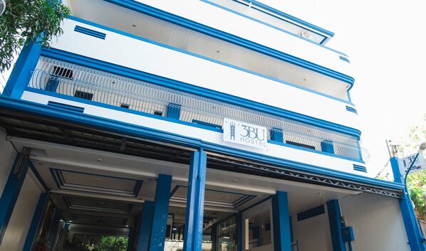 A 3BJU Hotel with a modern architectural design, featuring a prominent balcony and a signboard. - 3BU Hostel La Union (San Fernando)