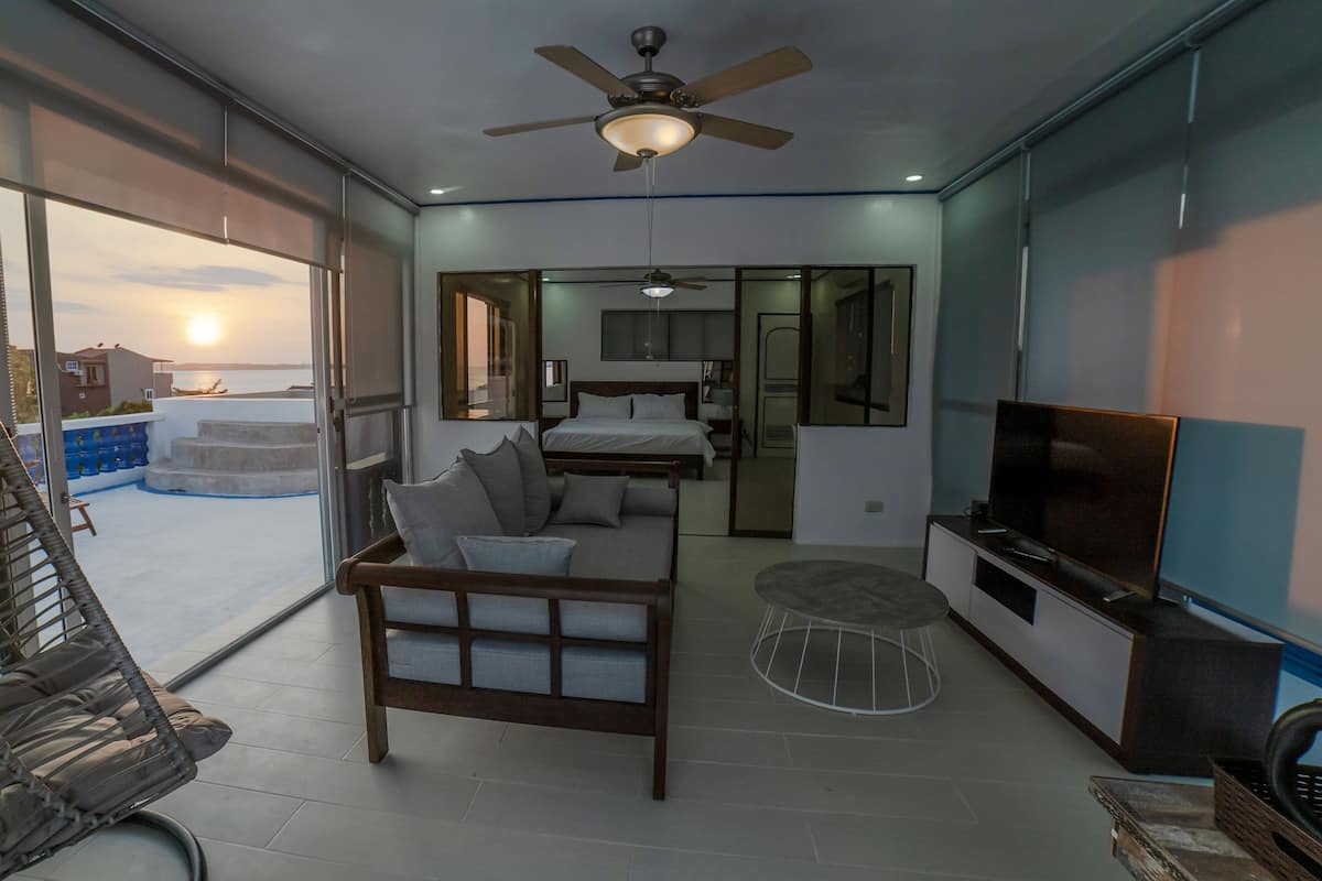 Pulag Penthouse | 1 bedroom, laptop workspace, rollaway beds, free WiFi