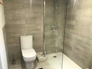 Bruser, hårtørrer, håndklæder, Toiletpapir