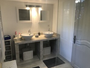 Een douche, een haardroger, handdoeken, toiletpapier