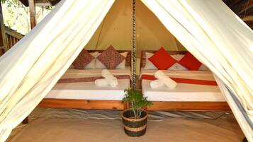 Luxe tent, 2 queensize bedden | Luxe beddengoed, individueel gedecoreerd, gratis wifi, beddengoed