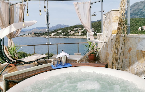 Tina de hidromasaje al aire libre