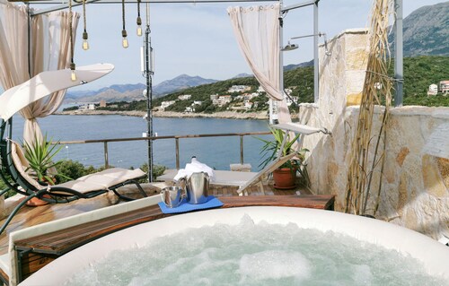 Cozy apartment in Utjeha with house sea view